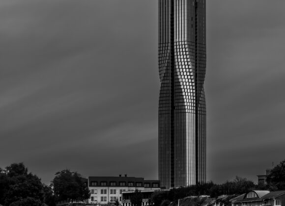 Karlatornet i Göteborg är Nordens högsta byggnadsverk. Med sina 246 meter och 74 våningar väntar här en upplevelse högt över och långt bortom det vanliga.