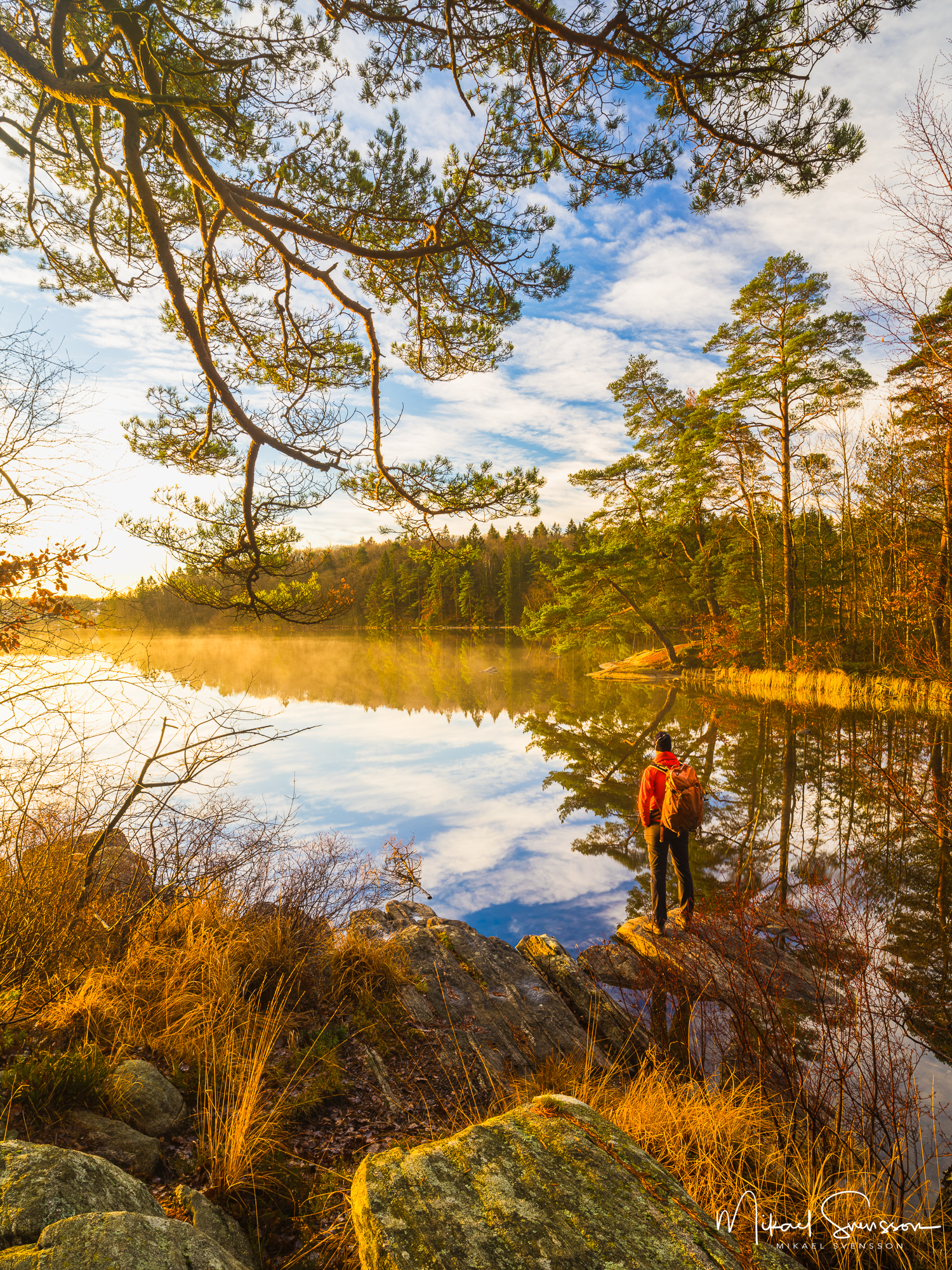 Vandrare vid Kåsjön, en stilla morgon. Partille kommun