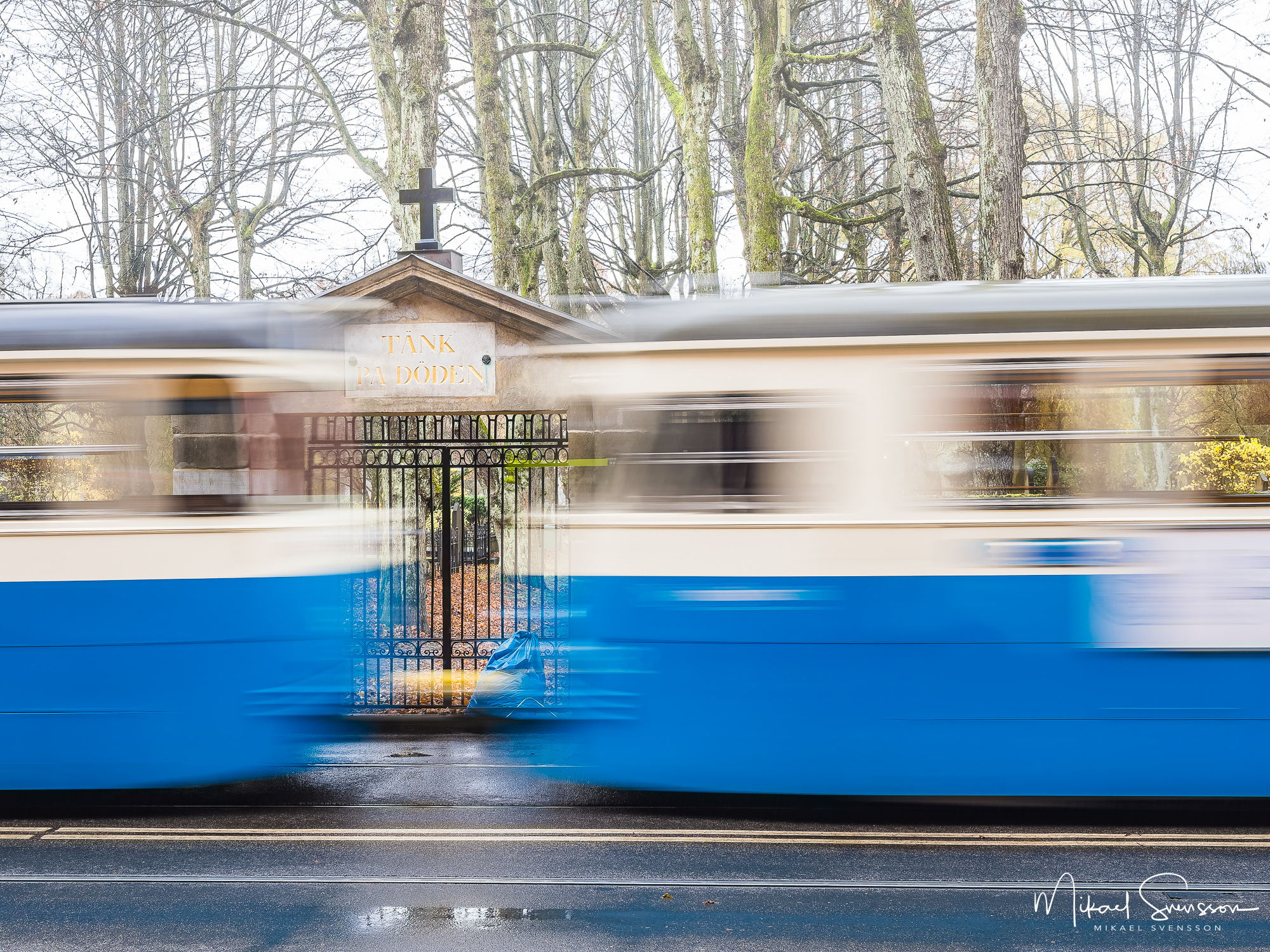 Stampens kyrkogård invigdes år 1804 och är Göteborgs mest centrala begravningsplats. Skylten kom till först 40 år senare, då den ersatte en annan inskription på latin. Budskapet ”Tänk på döden” kan väcka många olika tankar och känslor.
