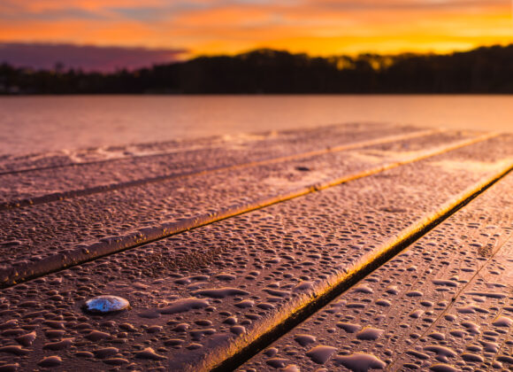 Vattendroppar på rastbord vid Stensjön, Mölndal.