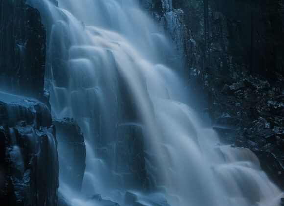Skäktefallet är ett vattenfall beläget vid Halleberg i Vänersborgs kommun. Vattenfallet kallas även för Brudslöjan och är känt för sin höjd (cirka 36 meter) och sitt vackra fall, där vattnet liknar en slöja när det strömmar över klipporna. Skäktefallet är en del av Halle- och Hunnebergs naturreservat och är ett populärt utflyktsmål.