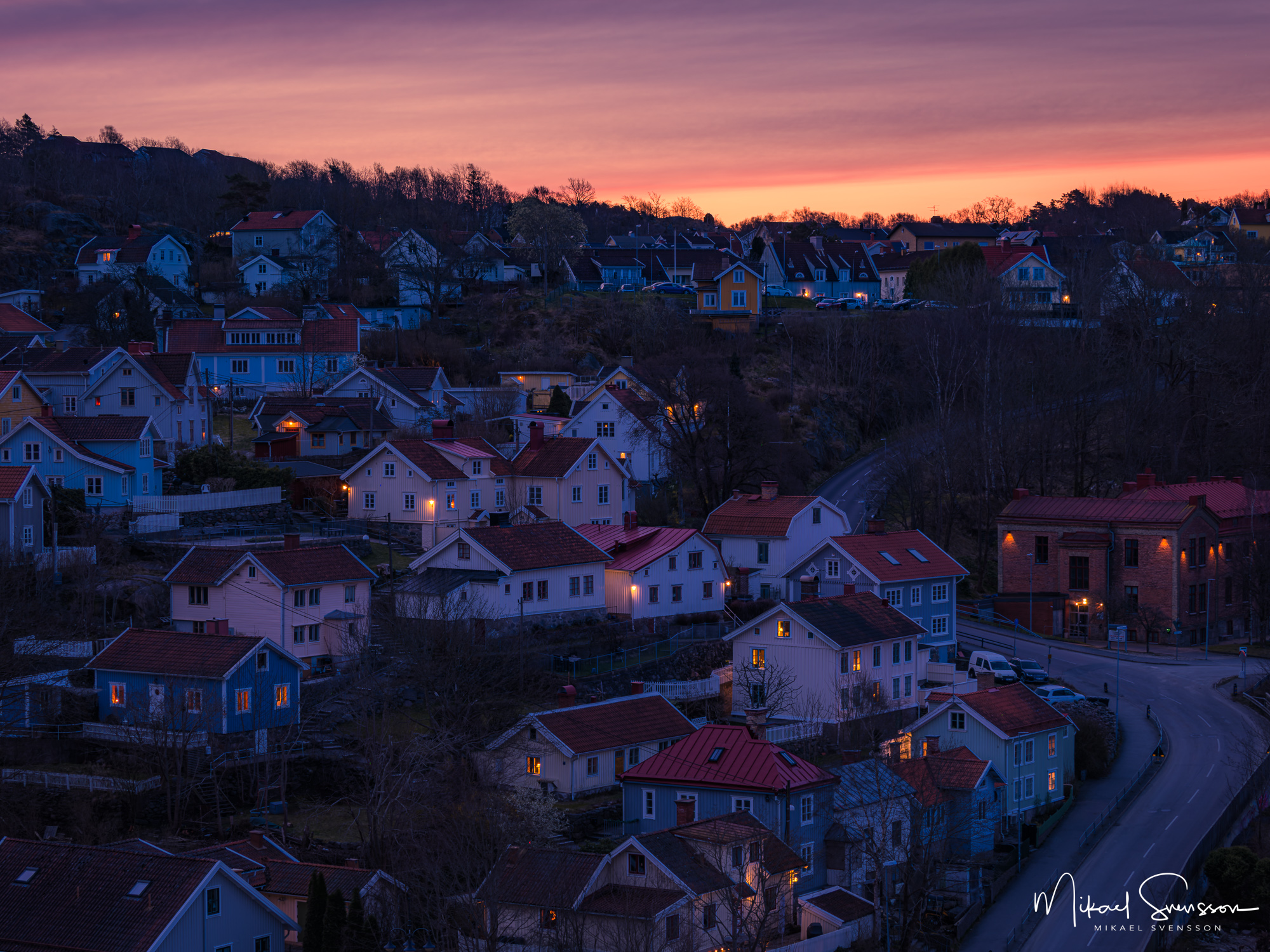 Gryningsljus vid Mölndals Kvarnby. Mölndalsfallen och Kvarnbyn är ursprunget till orten Mölndal. Den kvarnby som legat på platsen sedan åtminstone 1300-talet utgör bakgrunden för platsens namn.