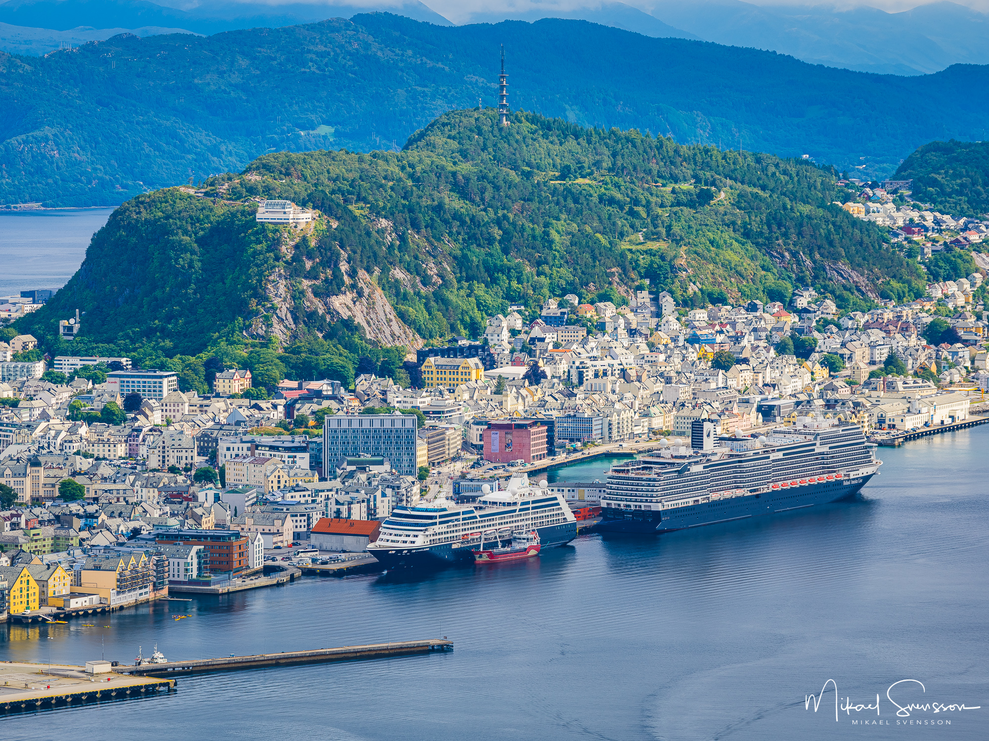Ålesund är en populär hamn för kryssningsskepp. Møre og Romsdal fylke, Norge.