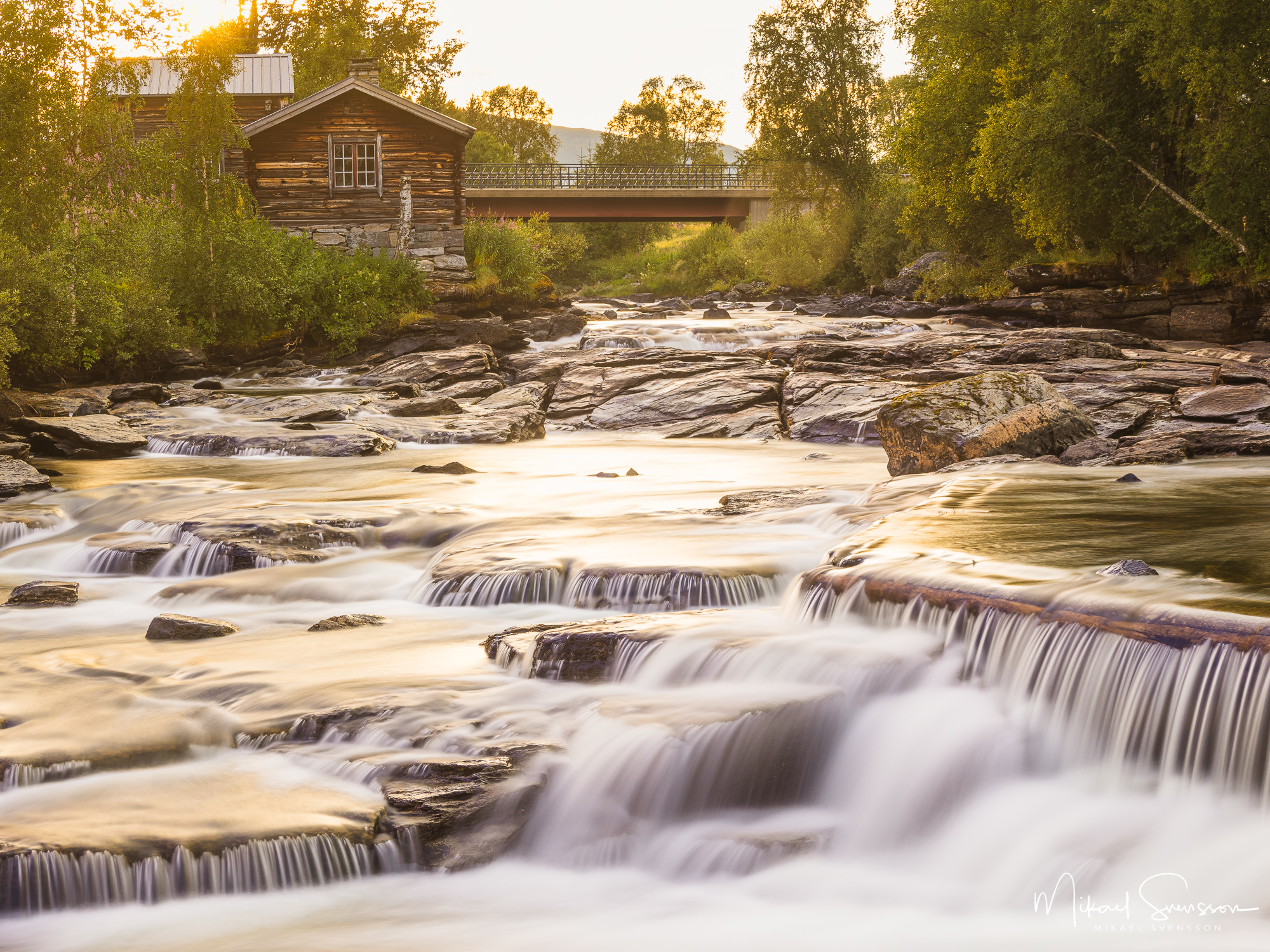 Ljusnan vid Ljusnedal med vackert kvällsljus.