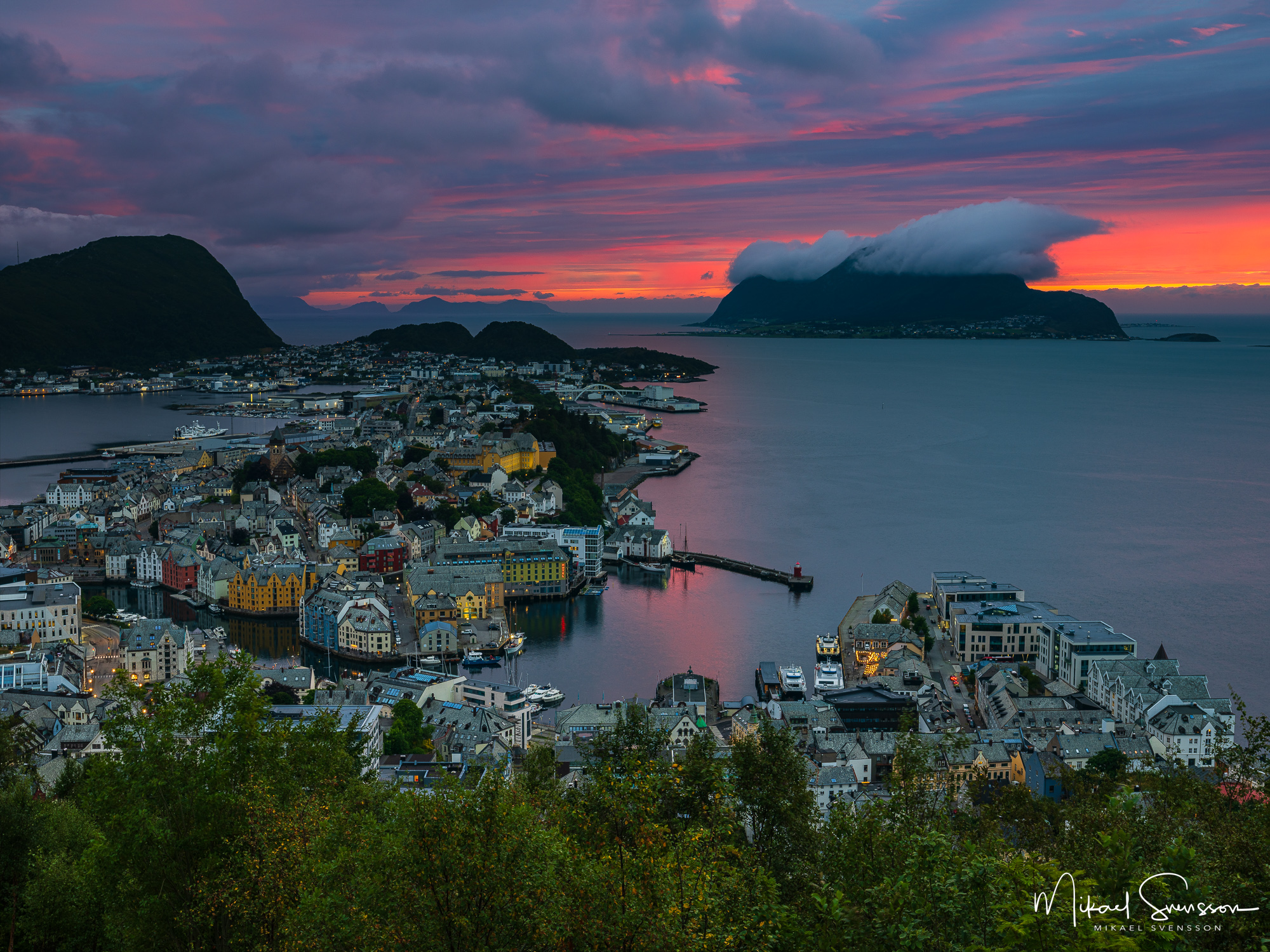 Solnedgång vid Ålesund i Møre og Romsdal fylke, Norge.