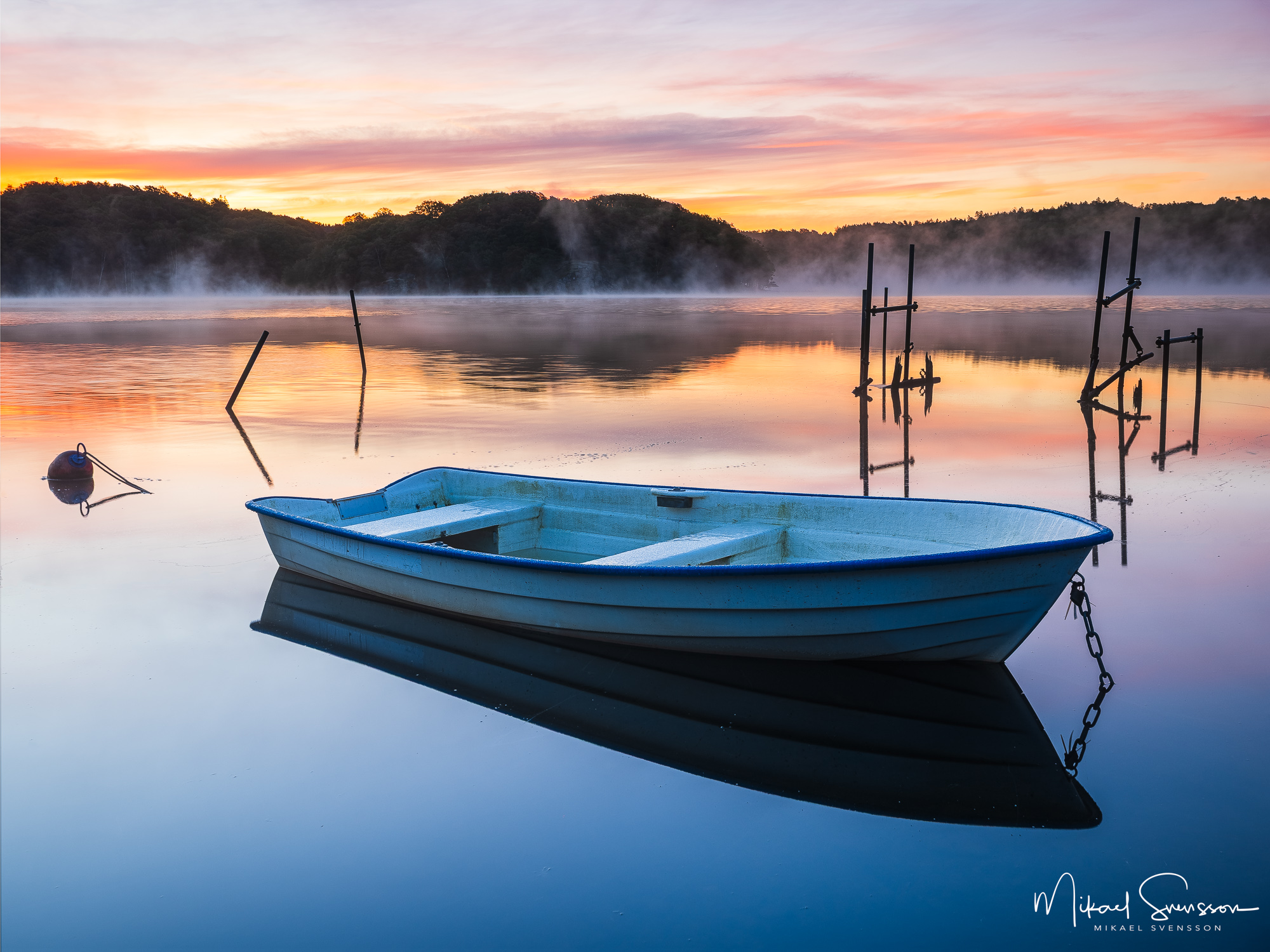 Båt i Stensjön vid soluppgång.