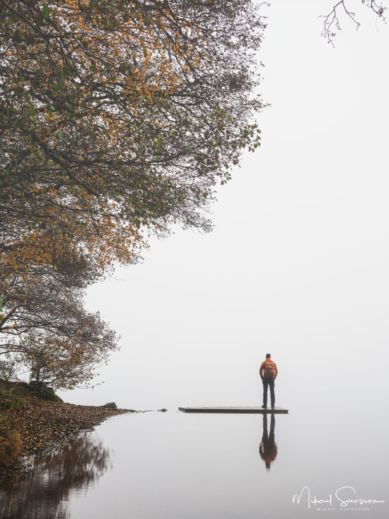 Man på brygga vid sjön Landvettersjön, Härryda kommun
