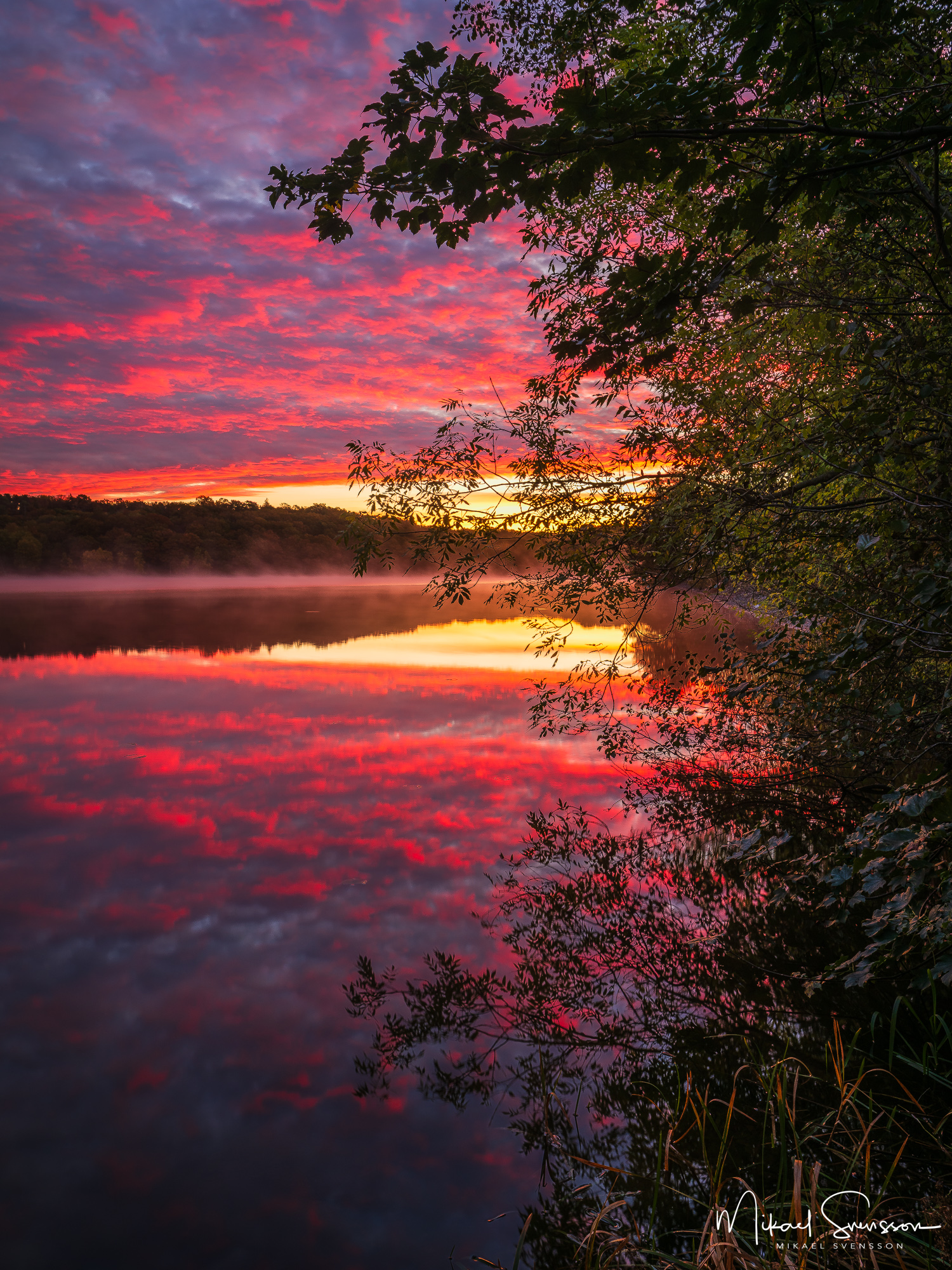 Vacker soluppgång vid sjön Stensjön som ligger i Mölndal.