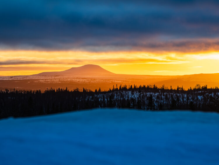 Solnedgång mot vinterfjället Städjan, Dalarna.