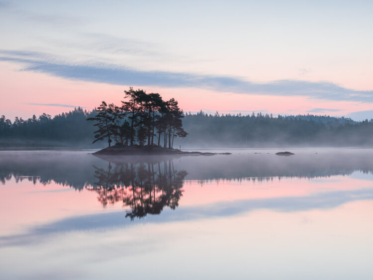Spegling av ö vid Stendammen, Svartedalen.