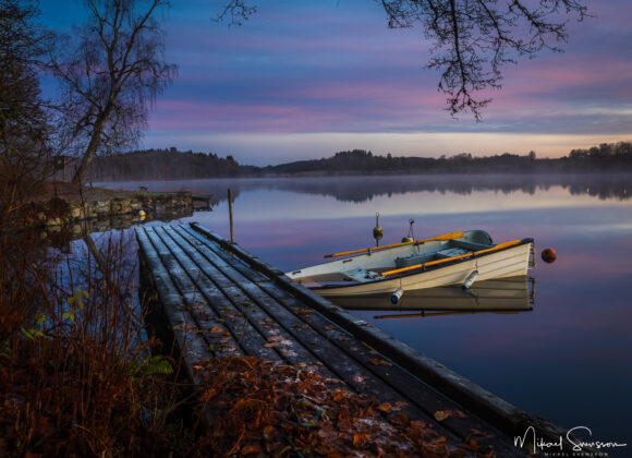 Båt vid brygga i sjön Sävelången, Nääs.