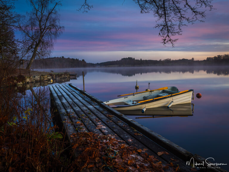 Båt vid brygga i sjön Sävelången, Nääs.