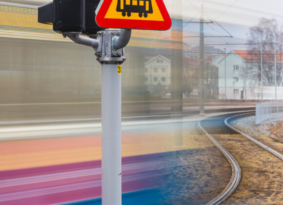 Spårvagn i rörelse vid Lindholmen, Hisingen, Göteborg.
