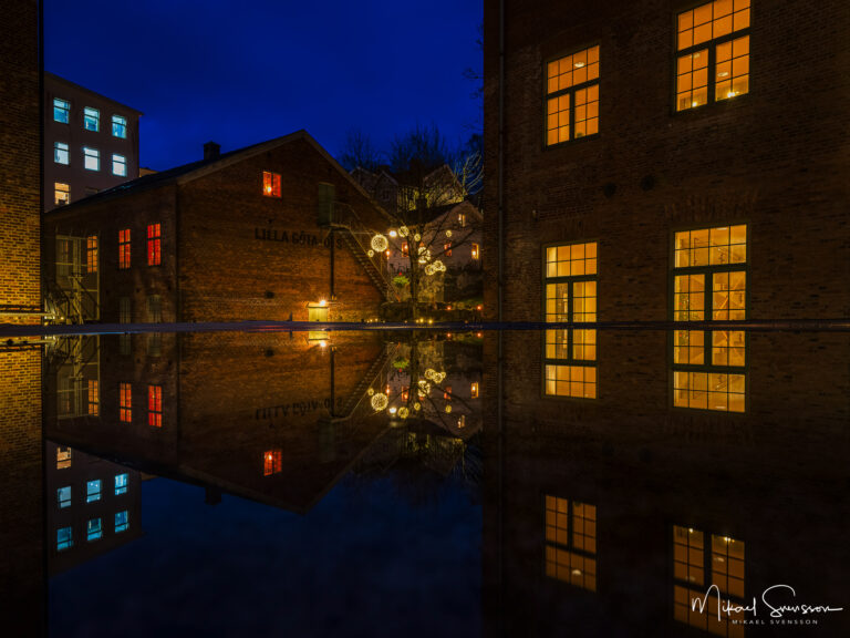 Spegling av byggnader i Mölndals Kvarnby