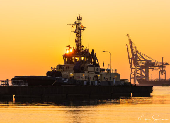 Solnedgång bakom bogserbåten Svitzer Oden, Göteborg.