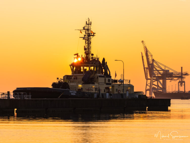 Solnedgång bakom bogserbåten Svitzer Oden, Göteborg.