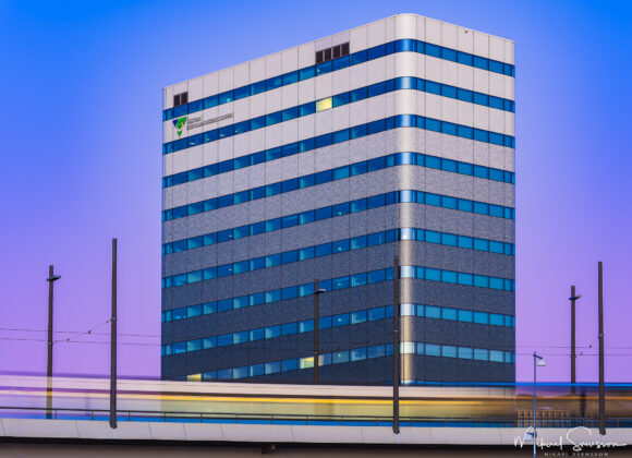 Spårvagns passerar förbi VGR Regionens hus i Göteborg