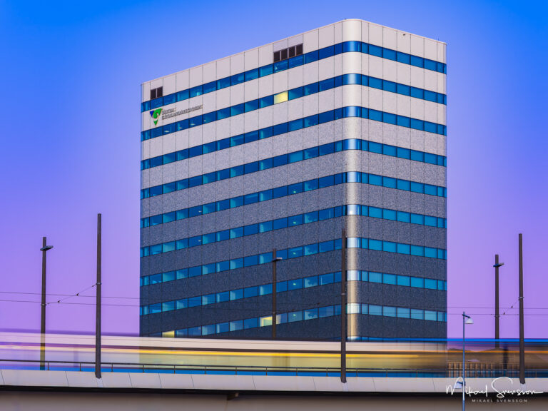 Spårvagns passerar förbi VGR Regionens hus i Göteborg