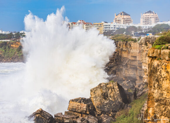Vågor vid kusten. Cascais, Portugal.