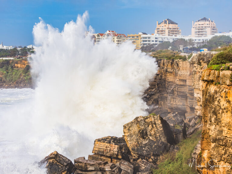 Vågor vid kusten. Cascais, Portugal.