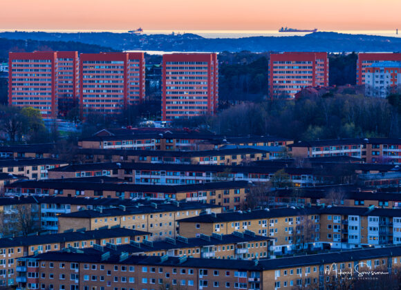 Flatås och de orangea höghusen i Västra Frölunda, Göteborg.