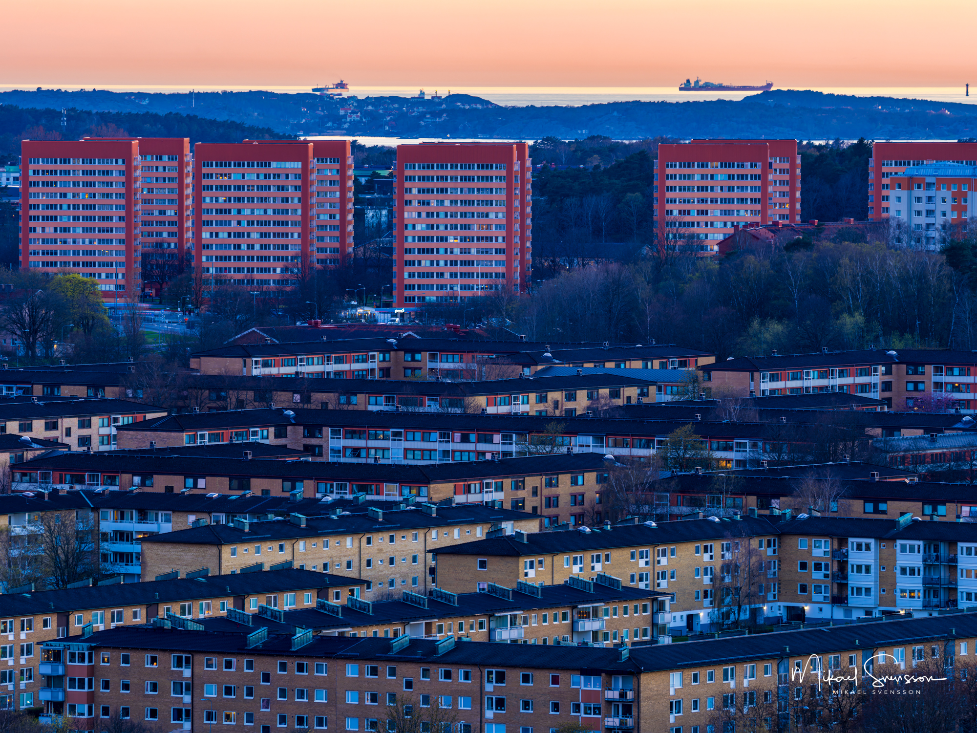 Flatås och de orangea höghusen i Västra Frölunda Flatås och de orangea höghusen i Västra Frölunda, Göteborg.