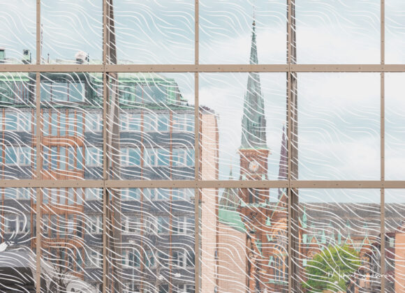 Oscar fredriks kyrka genom glas, Göteborg