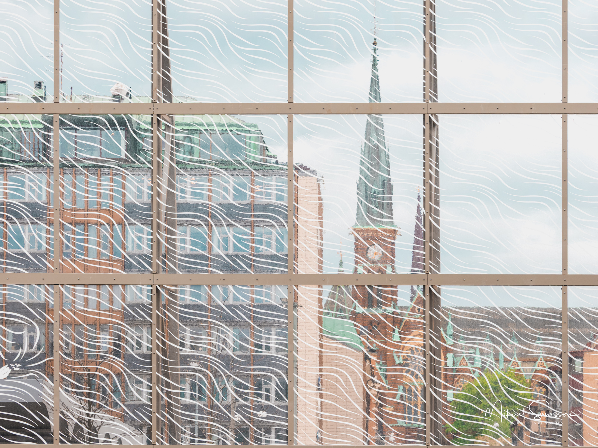 Oscar Fredriks kyrka bakom glaset, Göteborg Oscar fredriks kyrka genom glas, Göteborg