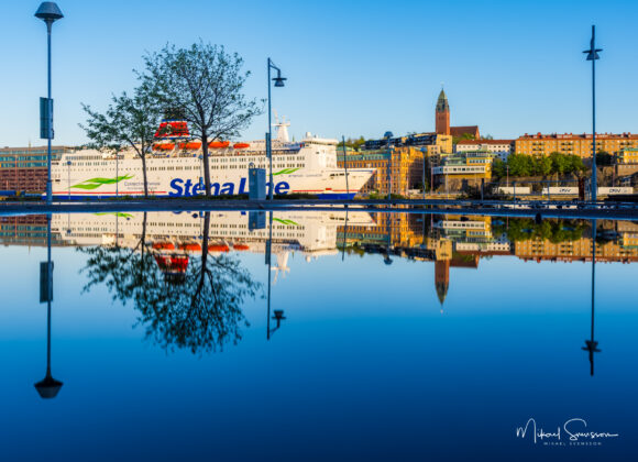 Spegling av Stena Line och Masthuggskyrkan i Göteborg