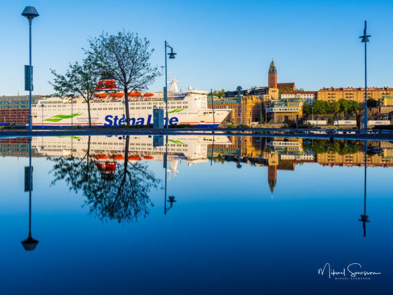 Spegling av Stena Line och Masthuggskyrkan i Göteborg