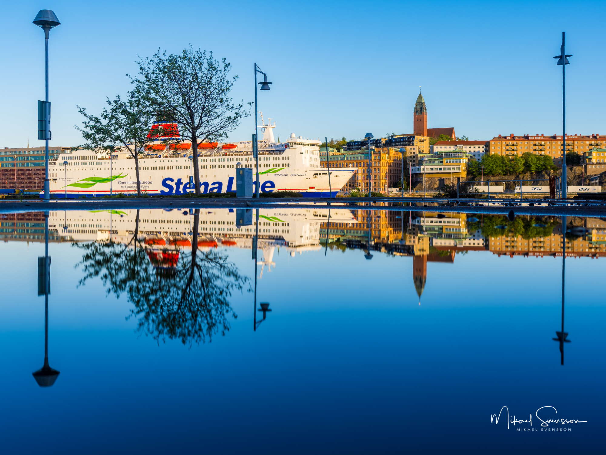 Spegling av Stena Line och Masthuggskyrkan i Göteborg