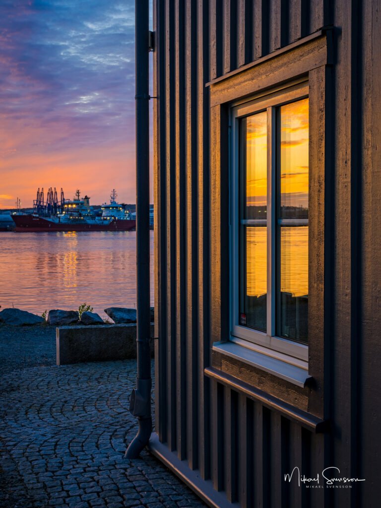 Solnedgång vid Nya Varvet – När ljuset möter den moderna arkitekturen Solnedgång vid Nya Varvet i Göteborg – Fine Art Print / Canvas