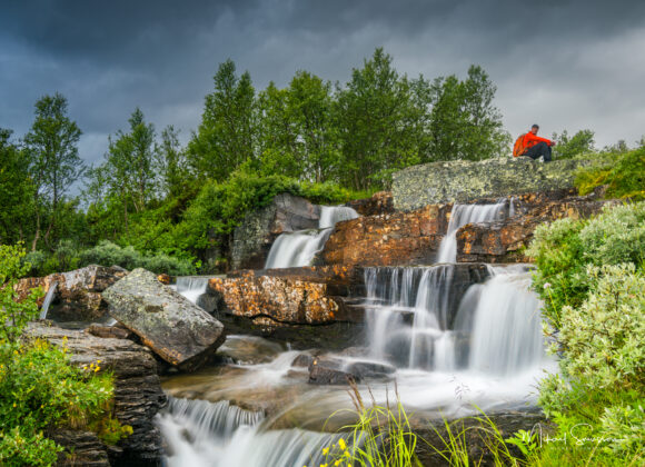 Innan regnet – Sputrefossen, Norge Innan regnet – Sputrefossen, Norge