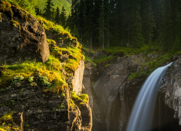 Rjukandefossen i kvällsljus – Hemsedals vilda vatten Rjukandefossen, Hemsedal, Norge