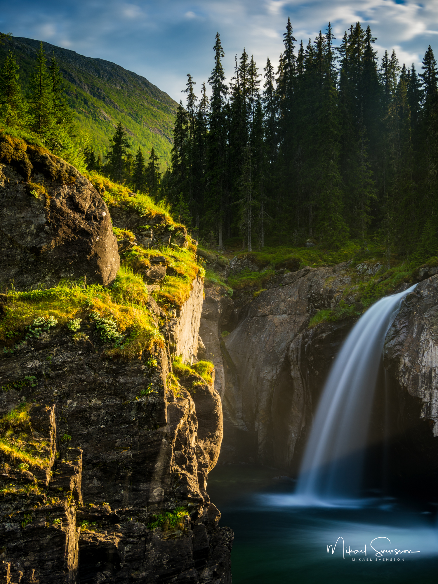 Rjukandefossen i kvällsljus – Hemsedals vilda vatten Rjukandefossen, Hemsedal, Norge