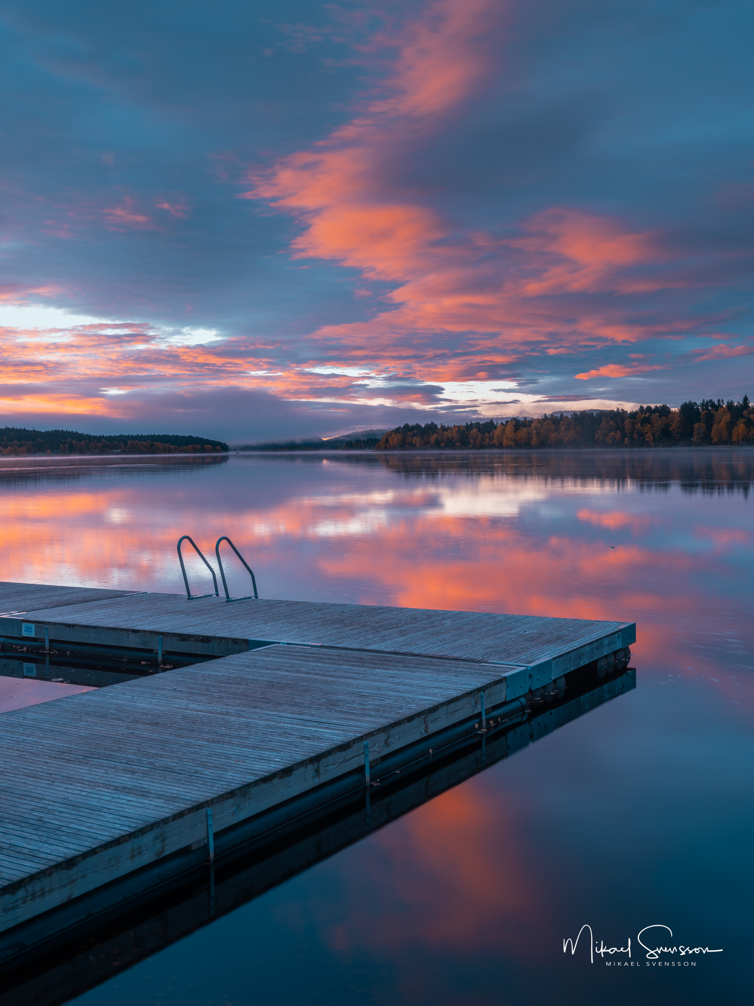 När himlen vaknar – Ljusnedalssjön, Härjedalen Soluppgång vid Ljusnedalssjön, Härjedalen