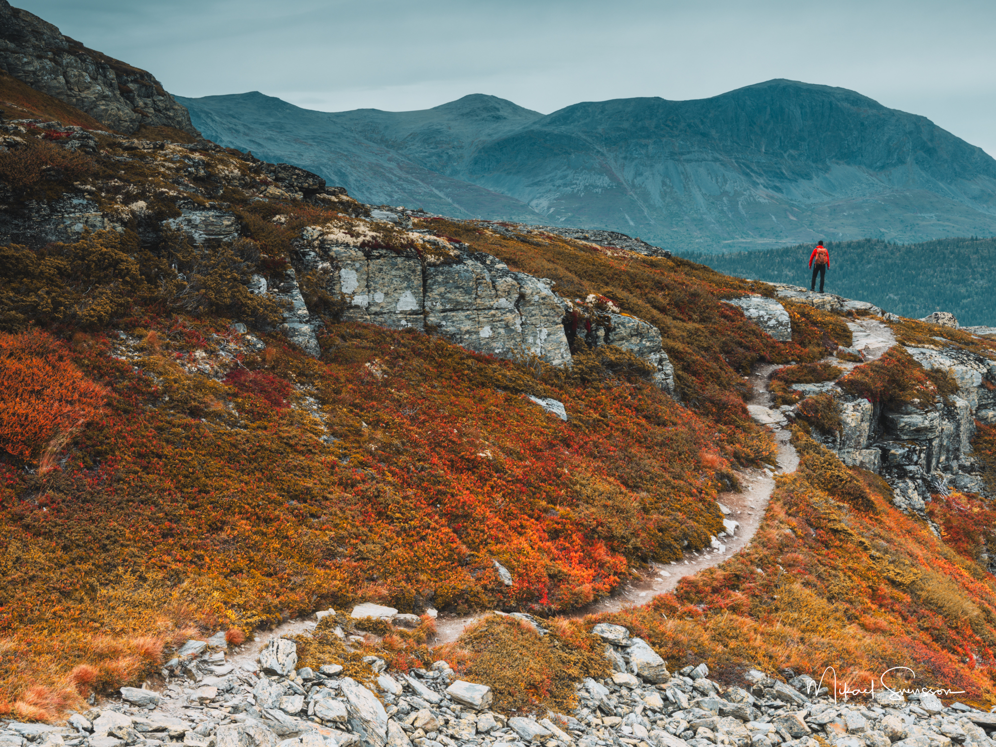 Liten i det stora – Hemsedal, Norge Vandrare på höstfjället i Hemsedal
